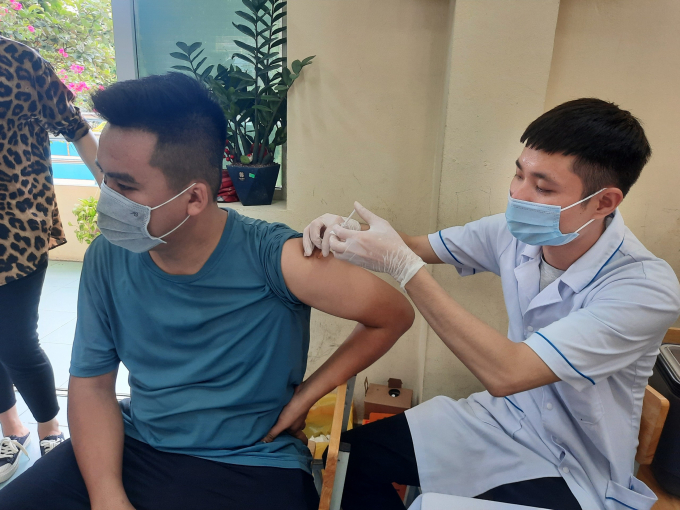 z2918088990984_781ab05a8a2b37aefa79e3d35ee17bf5-105504_226.jpg TP Móng Cái đã triển khai tiêm chủng cho toàn dân trên địa bàn thành phố, đã có 72.802 người được tiêm vắc-xin phòng Covid-19, chiếm 96,5% tổng số người đủ điều kiện được tiêm. Ảnh: Nguyễn Thành