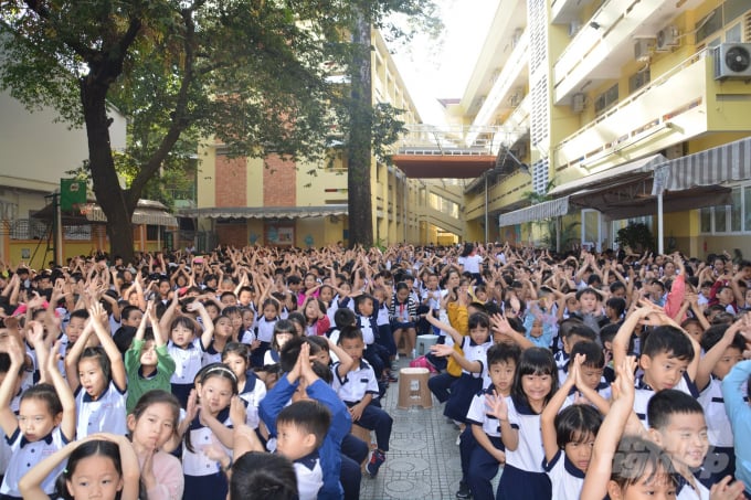 hoc-sinh-tphcm-di-hoc-tro-lai-ngay-17-2-145025_20200211_316.jpg Các trường trên địa bàn TP.HCM đã tập trung sát khuẩn, khử trùng, chuẩn bị mọi phương án để đón học sinh trở lại trường.