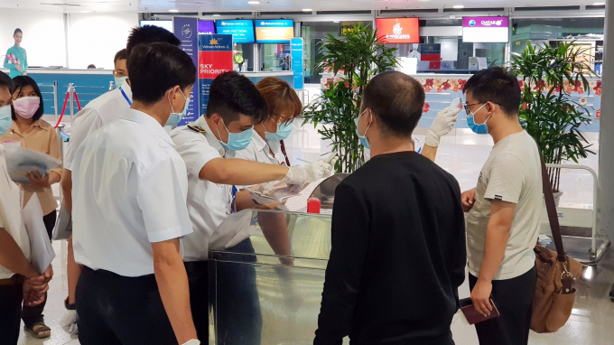 3-213739_748.jpg Hành khách làm tờ khai y tế. Ảnh: SYT.