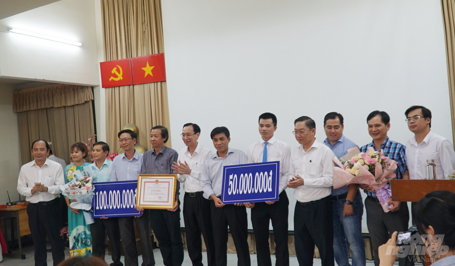 thy04198-175009_636.jpg Ông Lê Thanh Liêm, Phó Chủ tịch Thường trực UBND TP.HCM trao bằng khen cho BV Chợ Rẫy và BV Bệnh Nhiệt đới TP.HCM. Ảnh: Nguyễn Thủy.
