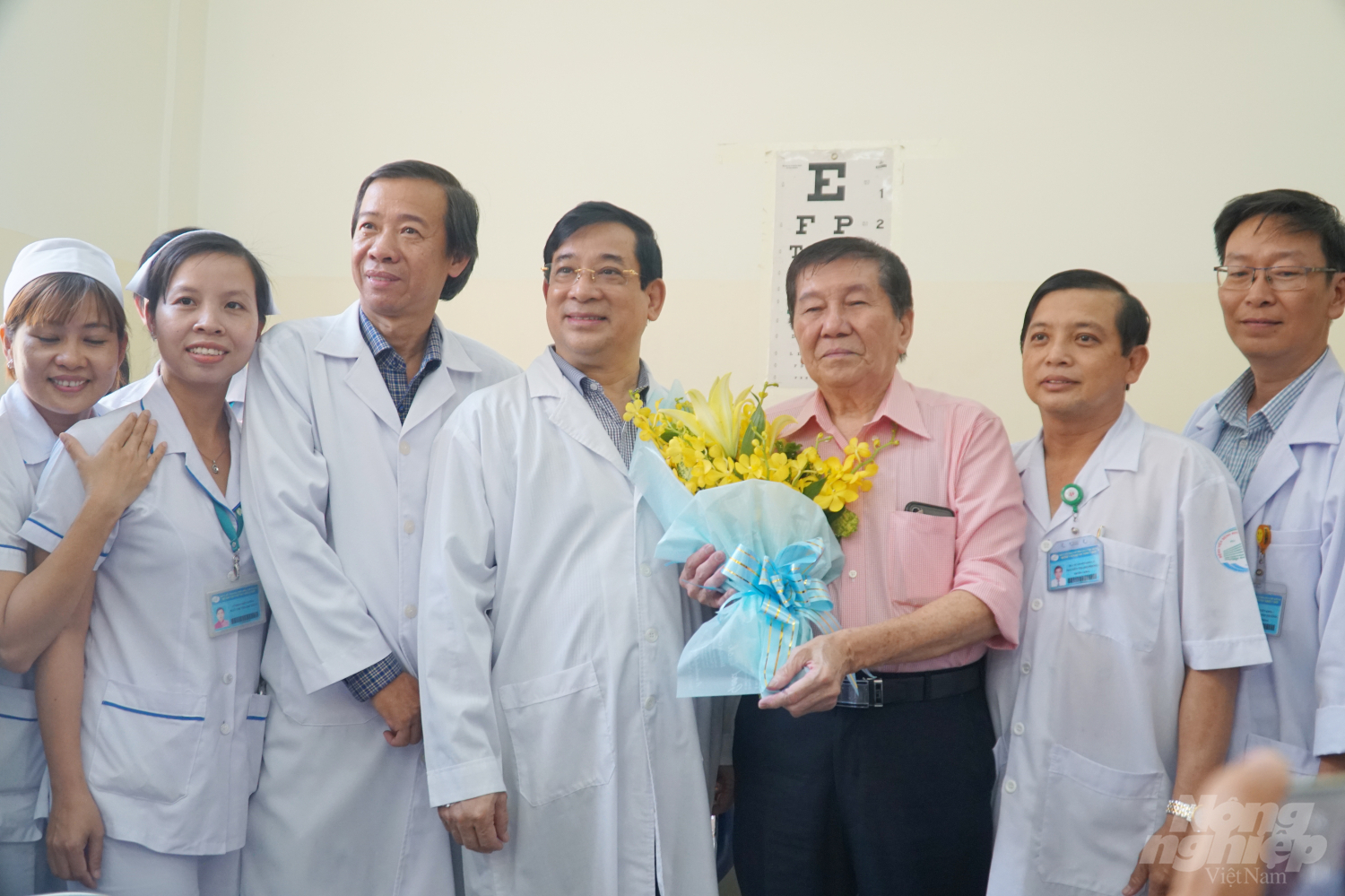 tphcm-thuong-nong-2-benh-vien-da-dieu-tri-thanh-cong-cac-truong-hop-nhiem-covid-19-175438_20200221_243.jpg PGS. Lương Ngọc Khuê, Cục trưởng Cục khám chữa bệnh (Bộ Y tế) và BS. Nguyễn Văn Vĩnh Châu, Giám đốc Bệnh viện Bệnh Nhiệt đới TP.HCM chúc mừng bệnh nhân T.K.H được xuất viện chiều ngày 21/2. Ảnh: Nguyễn Thủy.