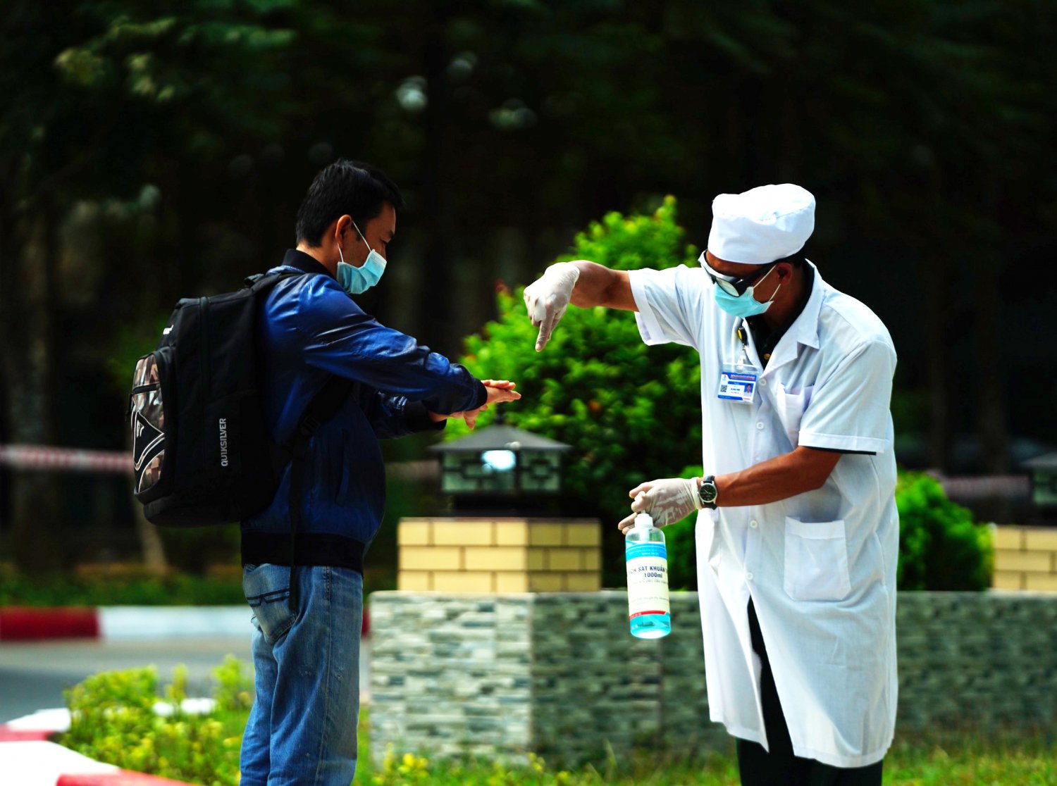 Rửa tay sát khuẩn trước khi vào khu vực cách ly. Ảnh: Diễm Quỳnh.