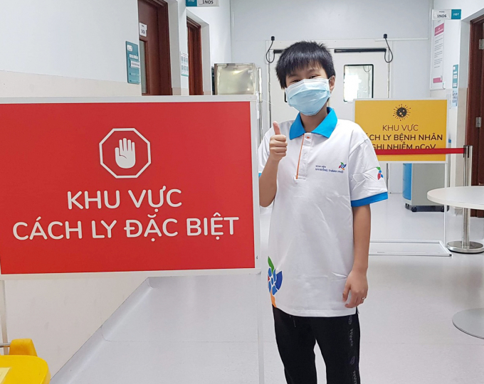 be-trai-10-tuoi-om-cham-lay-me-oa-khoc-sau-thoi-gian-dieu-tri-covid-19-164536_20200410_747.jpg Sau gần 1 tháng được các y, bác sĩ chăm sóc và điều trị, bé khỏi bệnh và được trở về nhà trong vòng tay của ba mẹ. Ảnh: Hung Pham.