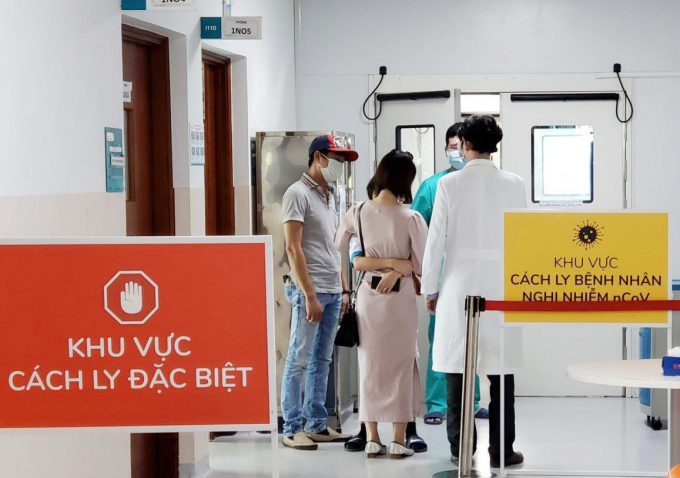 nd3-161123_643.jpg Vừa được các bác sĩ dẫn ra khỏi phòng cách ly để gặp gia đình, em chạy đến ôm chầm lấy mẹ bật khóc. Ảnh: Hung Pham.