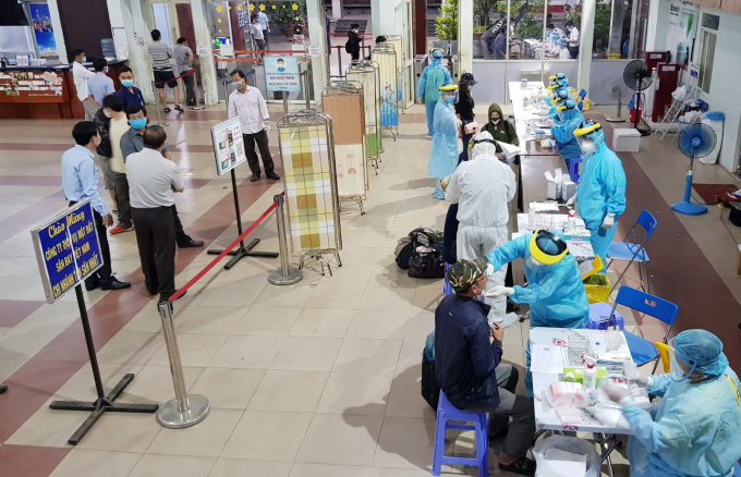 TP.HCM triển khai lấy mẫu xét nghiệm virus SARS-CoV-2 tất cả hành khách và nhân viên tàu khi đến ga Sài Gòn từ ngày 11/4. Ảnh: Linh Linh.