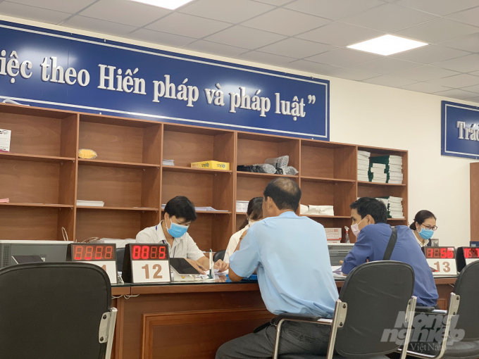 Cán bộ công chức làm việc tại bộ phận tiếp nhận và trả kết quả tại Văn phòng đăng ký đất đai quận Thủ Đức. Ảnh: Nguyễn Thủy.