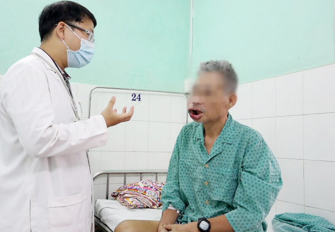 tai-bien-nan-nhot-1-3-234305_810.jpeg Bác sĩ đang tư vấn cho bệnh nhân. Ảnh: Bệnh viện cung cấp.
