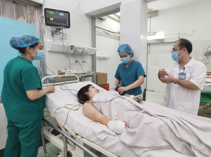 Bác sĩ tư vấn và hướng dẫn bệnh nhân chăm sóc bàn tay bị thương. Ảnh: Bệnh viện cung cấp.