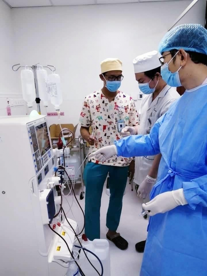 c626de21-2ff0-4304-b104-c6156bb82341-145000_114.jpeg Bác sĩ CK2 Nguyễn Minh Tiến, Phó Giám đốc Bệnh viện Nhi đồng Thành phố, chỉ đạo kiểm tra hệ thống lọc máu. Ảnh: Huỳnh Văn Hoàng.