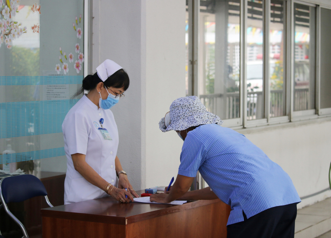 Bệnh viện Chợ Rẫy thực hiện sàng lọc bệnh nhân phía ngoài. Ảnh: Bệnh viện cung cấp.