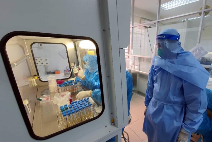 ruy-tim-virus-sars-cov-2-tai-trung-tam-kiem-soat-benh-tat-da-nang--anh-tuan-dung-5-181002_433.jpg Truy tìm virus SARS-CoV-2 tại Trung tâm Kiểm soát bệnh tật Đà Nẵng. Ảnh: Tuấn Dũng.
