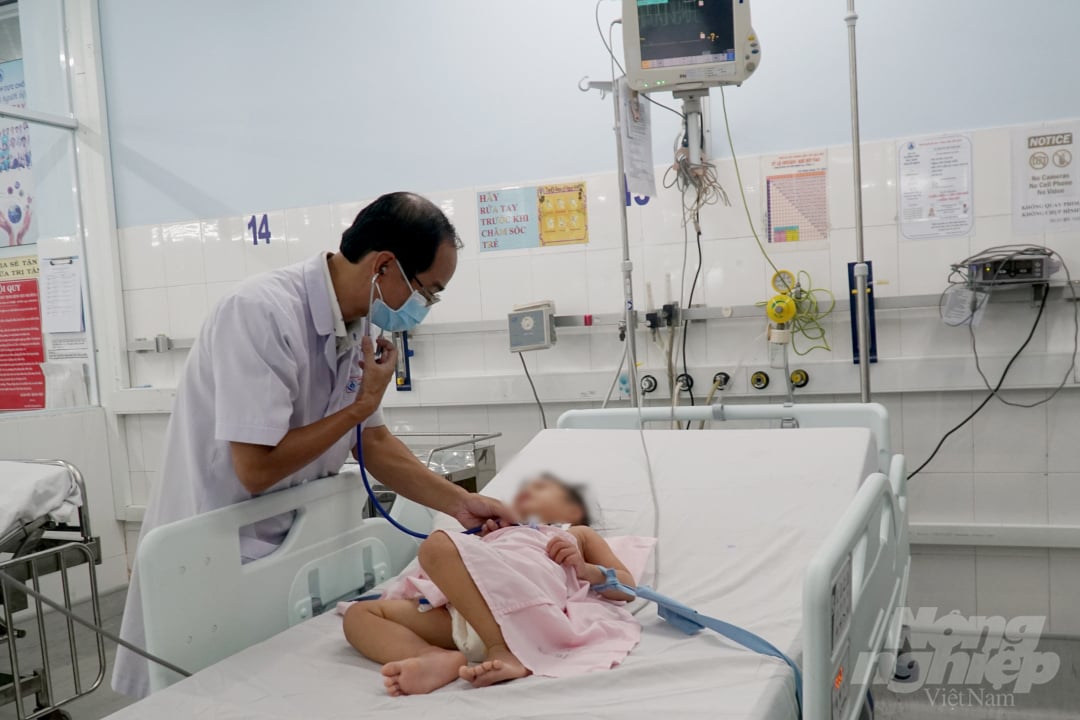 thy09196-143622_285.jpg PGS.TS Phạm Văn Quang, trưởng Khoa Hồi sức tích cực chống độc BV Nhi đồng 1 thăm khám cho bệnh nhi L.T.K.Ng. Ảnh: Nguyễn Thủy.