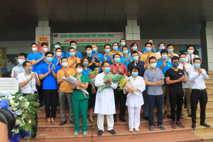 118085632_3081213578658220_8443557244106962934_o-175707_820.jpg Toàn bộ tổ bay hết thời gian cách ly. Ảnh: Bộ Y tế.