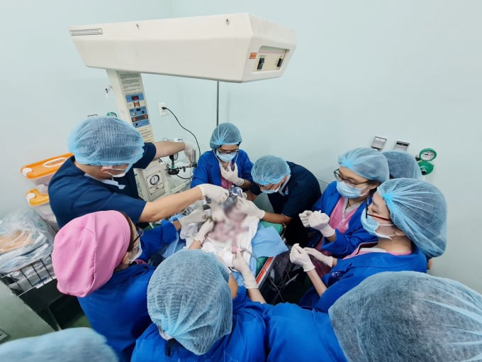 Các bác sĩ Bệnh viện Hùng Vương và Bệnh viện Nhi đồng Thành phố phối hợp cứu sống bệnh nhi. Ảnh: Bệnh viện cung cấp.