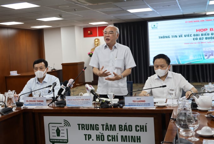 ong-khue-223940_470.jpg Trưởng Ban Tuyên giáo Thành ủy TP.HCM Phan Nguyễn Như Khuê trao đổi thông tin với báo chí. Ảnh: TTBC.