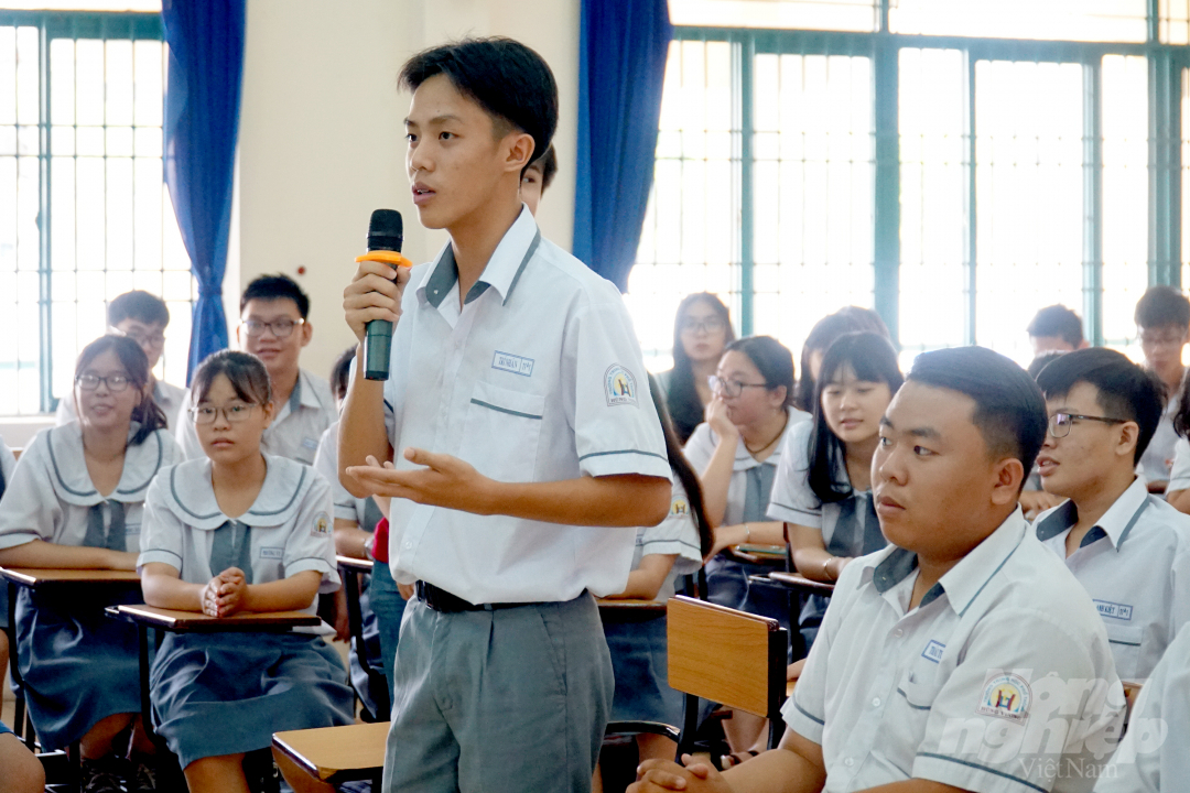 thy09961-133434_187.jpg Học sinh trường THPT Hùng Vương trao đổi ý kiến cùng các chuyên gia. Ảnh: Nguyễn Thủy.