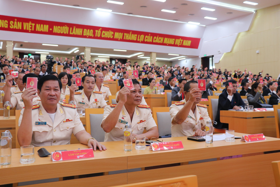 Đại biểu thông qua nghị quyết Đại hội. Ảnh: CTTĐT BP.