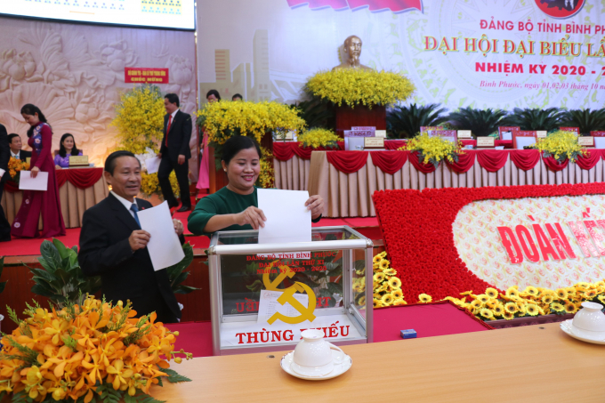 Đại hội tiến hành quy trình bầu BCH, BTV Đảng bộ tỉnh Bình Phước khóa XI. Ảnh: CTTĐTBP.