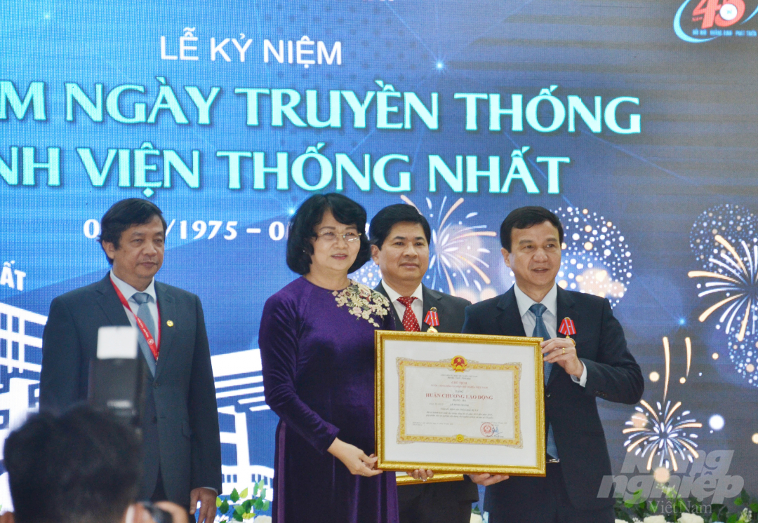 Phó Chủ tịch nước Đặng Thị Ngọc Thịnh trao tặng Huân chương Lao động Hạng Ba cho PGS.TS Lê Đình Thanh, Giám đốc Bệnh viện Thống Nhất. Ảnh: Đ.H.