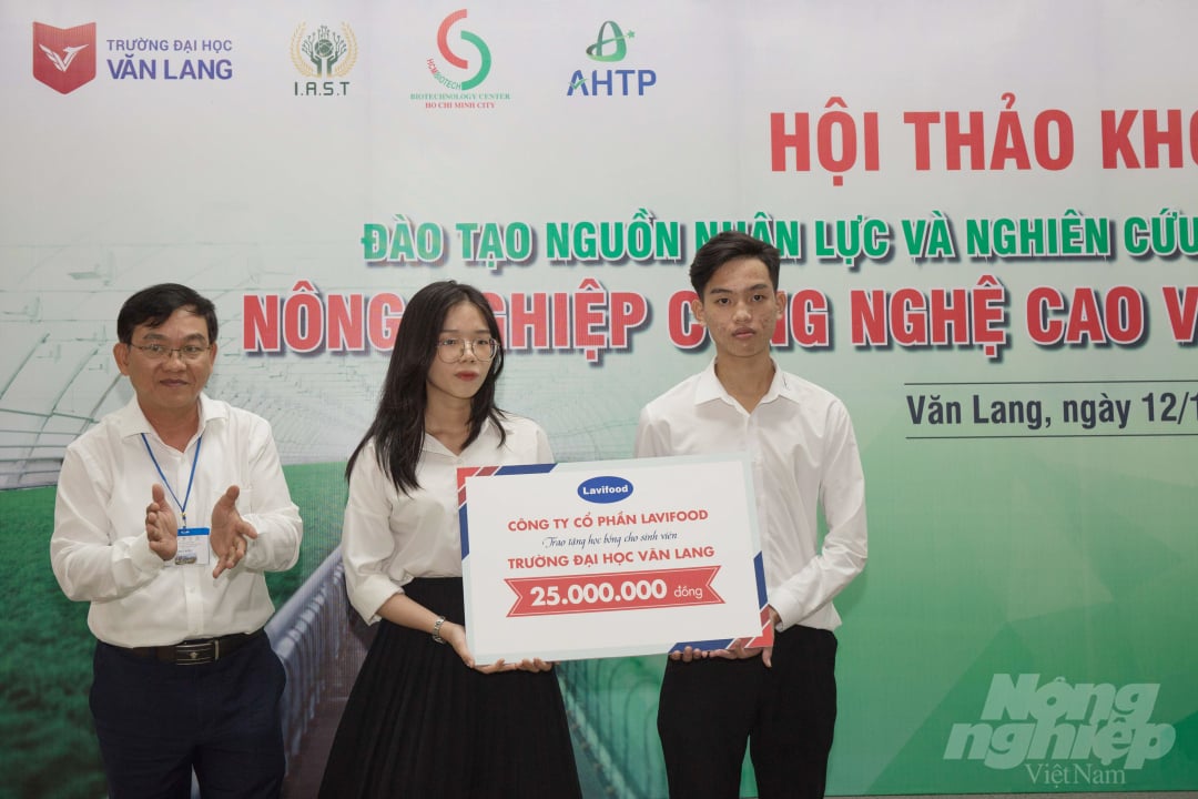 hoithaovanlang_9-164252_439.jpg Trao học bổng cho sinh viên. Ảnh: S.Nghĩa.