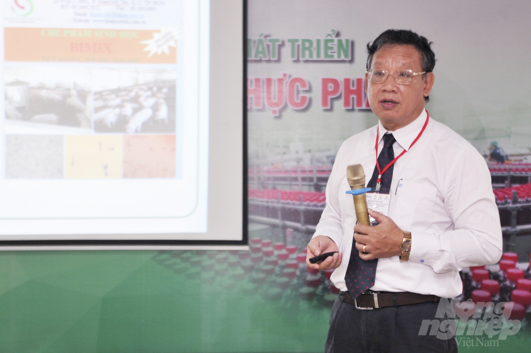 mtn_7766-163409_352.jpg PGS.TS. Dương Hoa Xô, Giám đốc Trung tâm Công nghệ sinh học TP.HCM trình bày báo cáo đề dẫn 'Nghiên cứu ứng dụng công nghệ sinh học phục vụ phát triển nông nghiệp'. Ảnh: Nguyễn Thủy.