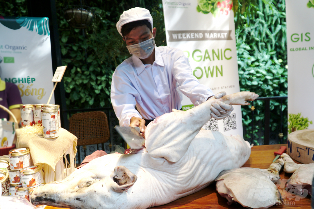 Lần đầu tiên, thịt heo rừng hữu cơ đạt chuẩn của Mỹ và châu Âu được mở bán lẻ cho người tiêu dùng tại TP.HCM của Công ty CP Vinamit với giá bán tại 'Organic Town – Gis Market'  như sườn non 369.000 đồng/kg; ba rọi rút sườn 329.000 đồng/kg; ba rọi 299.000 đồng/kg; thịt vai và đùi 229.000 đồng/kg, cốt lết 229.000 đồng/kg. Ảnh: Nguyễn Thủy.