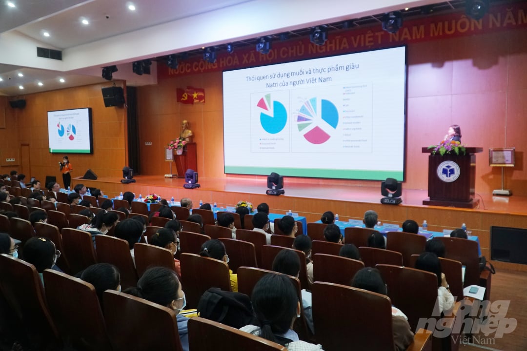 thy06996-113448_730.jpg BS.CKII Đỗ Thị Ngọc Diệp, Phó Chủ tịch Hội dinh dưỡng Việt Nam, Chủ tịch Hội Dinh dưỡng thực phẩm TP.HCM chia sẻ tại Hội nghị khoa học An toàn thực phẩm và An ninh lương thực lần thứ 4. Ảnh: Nguyễn Thủy.