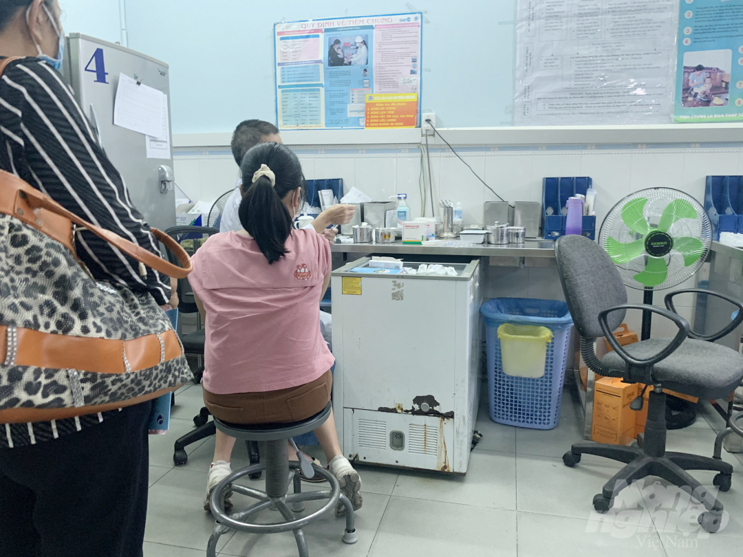 vien-pasteur-tphcm--anh-nguyen-thuy-5-113220_827.jpg Phụ huynh cho con chích ngừa ung thư cổ tử cung tại Viện Pasteur TP.HCM. Ảnh: Nguyễn Thủy.
