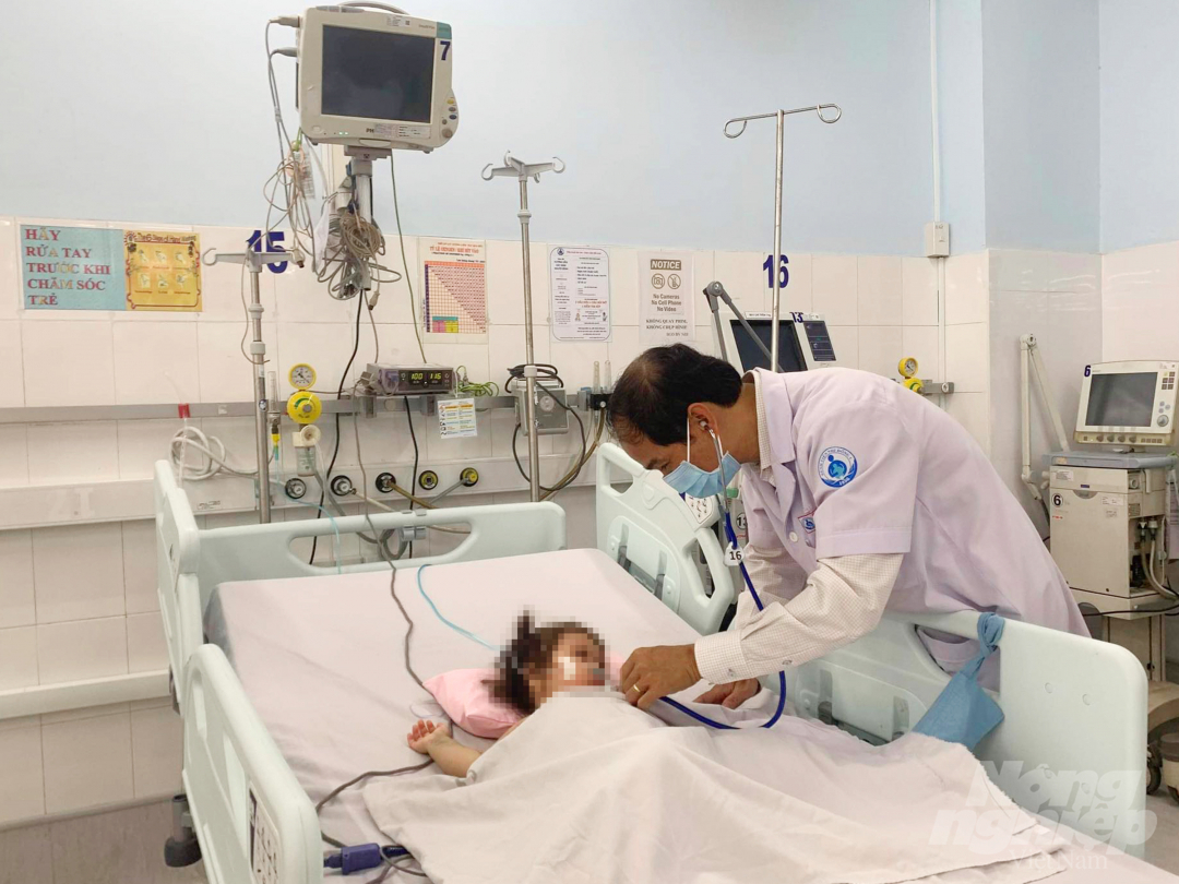 PGS.TS.BS Phạm Văn Quang, Trưởng Khoa Hồi sức tích cực chống độc Bệnh viện Nhi đồng 1 thăm khám cho bệnh nhi.