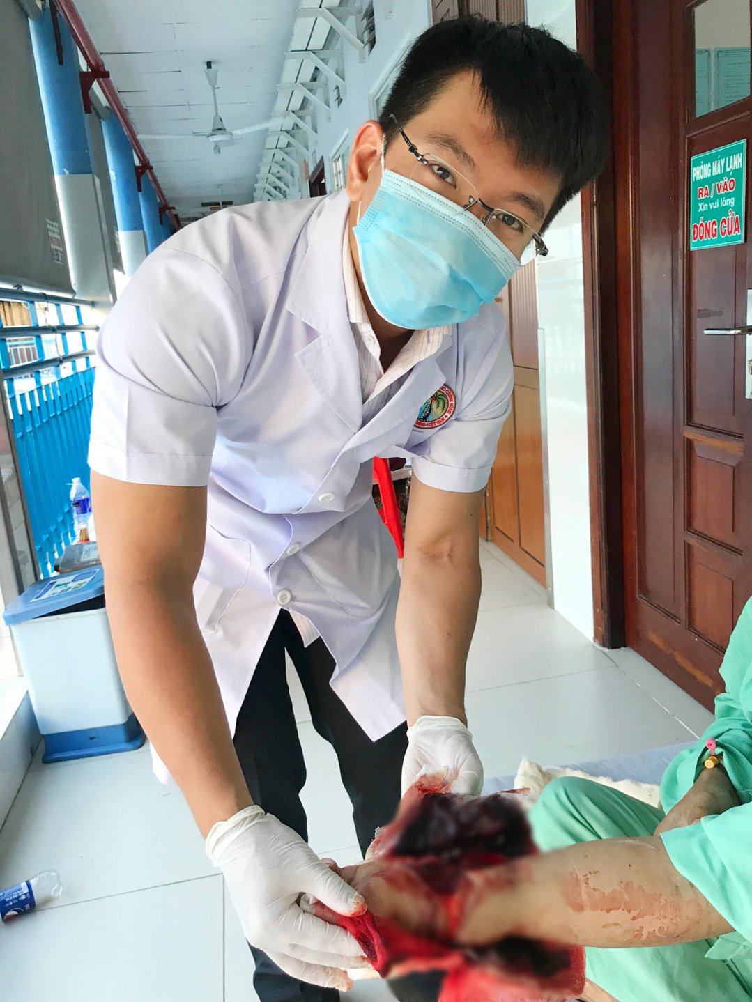Bác sĩ kiểm tra vết thương cho bệnh nhân. Ảnh: Bệnh viện cung cấp.