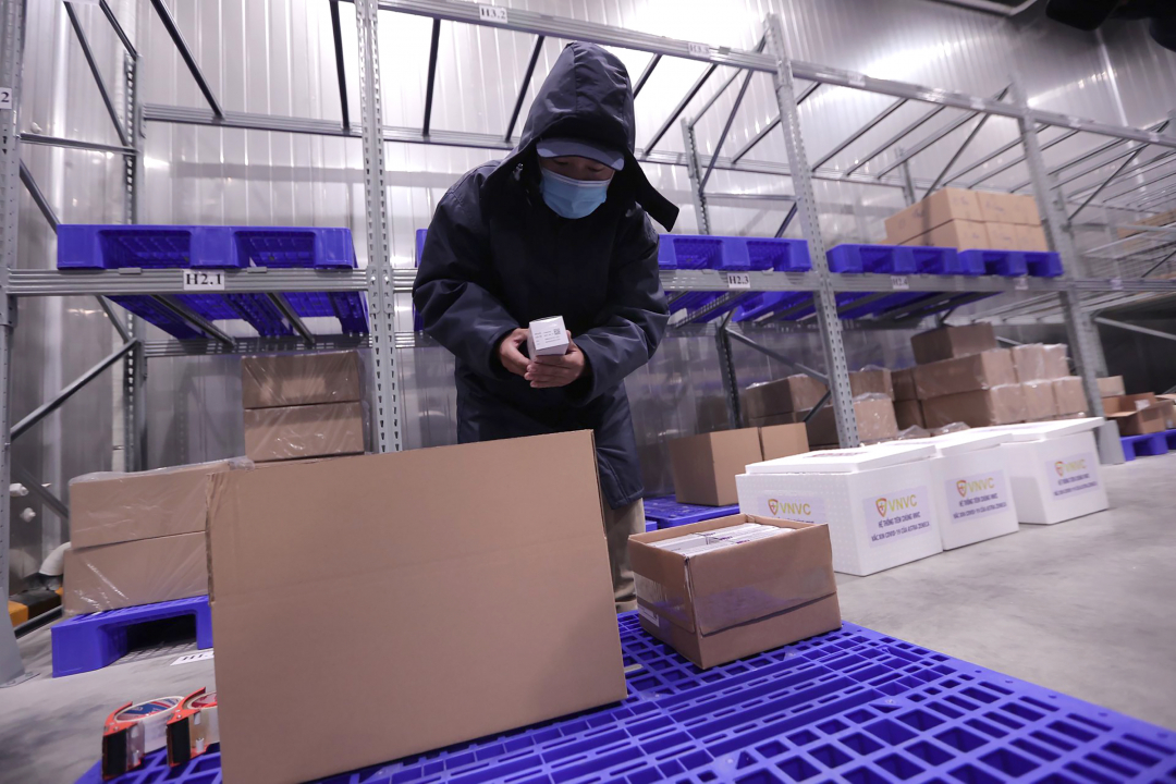 Nhân viên VNVC kiểm tra vacxin trước khi đưa tới các điểm tiêm chủng.