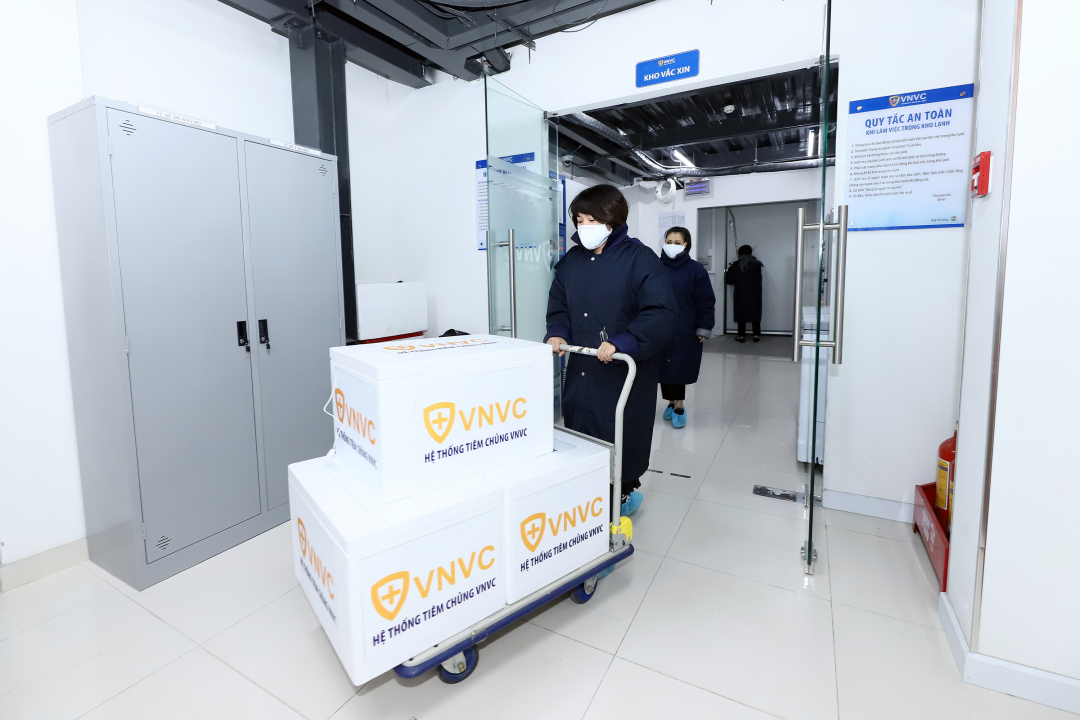 Vận chuyển số vacxin Covid-19 chuẩn bị đưa đến điểm tiêm chủng tại Hà Nội.