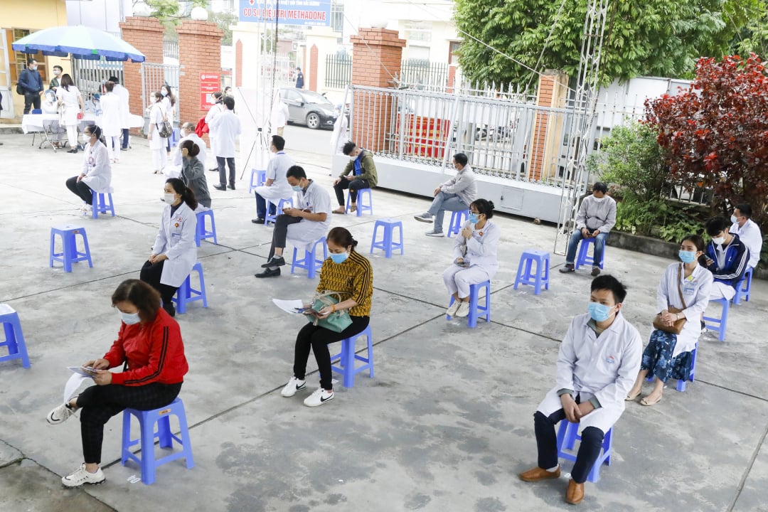 Thực hiện giãn cách trong thời gian chờ đến lượt tiêm.