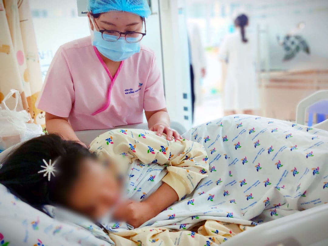 Được sự động viên của gia đình, y bác sĩ, N. đã vui vẻ hơn. Em cũng hứa với các y bác sĩ điều trị khi về nhà sẽ chăm ngoan học giỏi, phụ giúp cha và bà nhiều hơn, yêu bản thân nhiều hơn. Ảnh: Bệnh viện cung cấp.