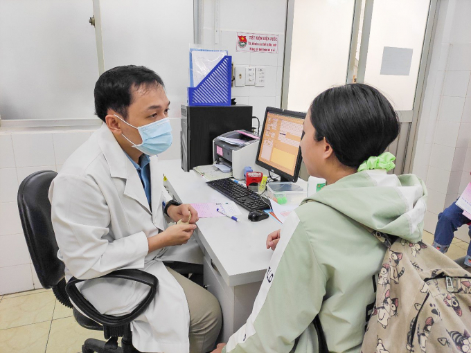 ThS.BS Phan Ngọc Huy thăm khám cho bệnh nhân N.T.B.N. Ảnh: BVCC.