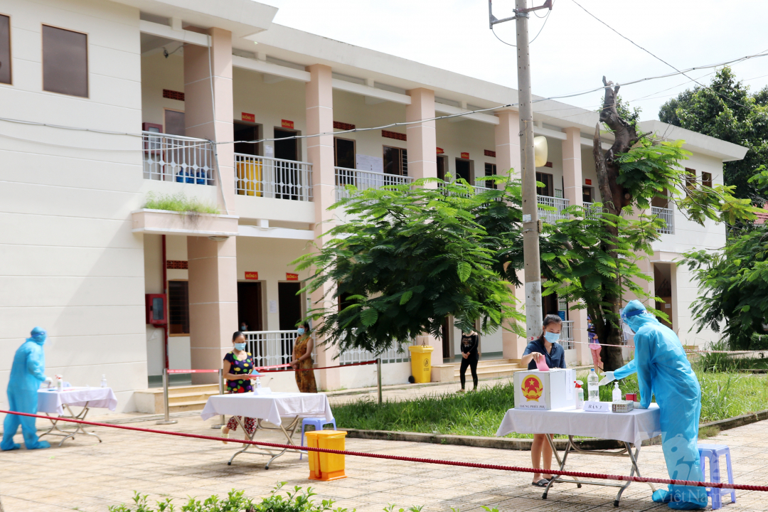 ngay-bau-cu-dac-biet-cua-cu-tri-trong-khu-cach-ly-benh-vien-tai-tphcm-122930_20210523_311.jpg Bệnh viện Dã Chiến Củ Chi đảm bảo an toàn trong ngày bầu cử cũng như đảm bảo công tác phòng chống dịch Covid-19.
