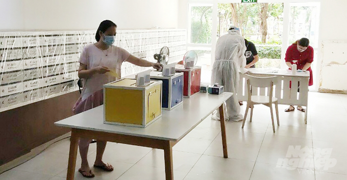 Cư dân Block A, chung cư Sunview Town bỏ phiếu bầu cử theo quy định.