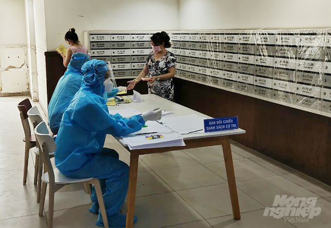 ngay-bau-cu-dac-biet-cua-cu-tri-trong-khu-cach-ly-benh-vien-tai-tphcm-124157_20210523_19.jpg Cán bộ y tế bên trong khu cách ly tập chung tại Block A hướng dẫn công tác phòng dịch và quy trình bầu cử trước khi bỏ phiếu bầu.