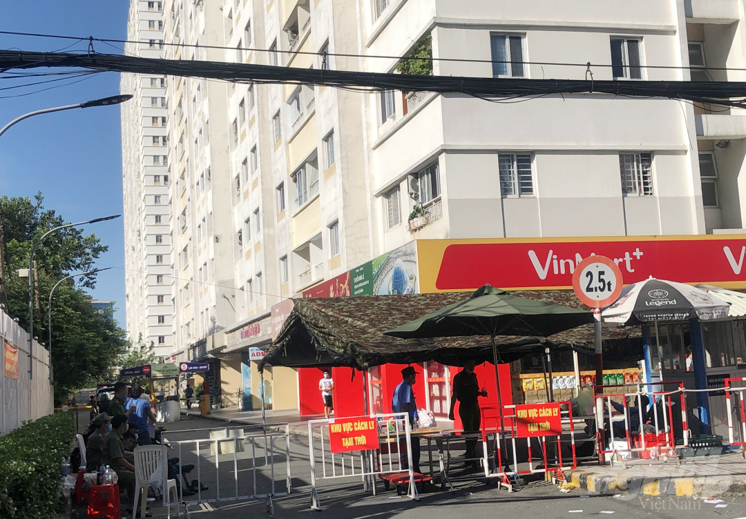 Hiện chung cư Sen Xanh, phường Hòa Thạnh, quận Tân Phú, TP.HCM đang phong tỏa tạm thời.