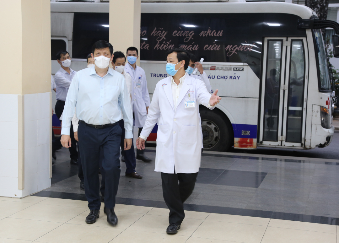 Giám đốc Bệnh viện Chợ Rẫy Nguyễn Trí Thức giới thiệu về công tác phòng chống dịch Covid-19 với Bộ trưởng Bộ Y tế Nguyễn Thanh Long.