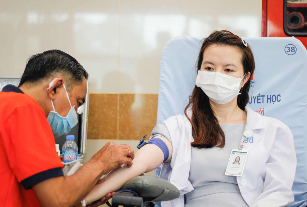 _mg_7104-130738_446.jpg Bác sĩ tham gia hiến máu nhân đạo. Ảnh: Minh Châu.