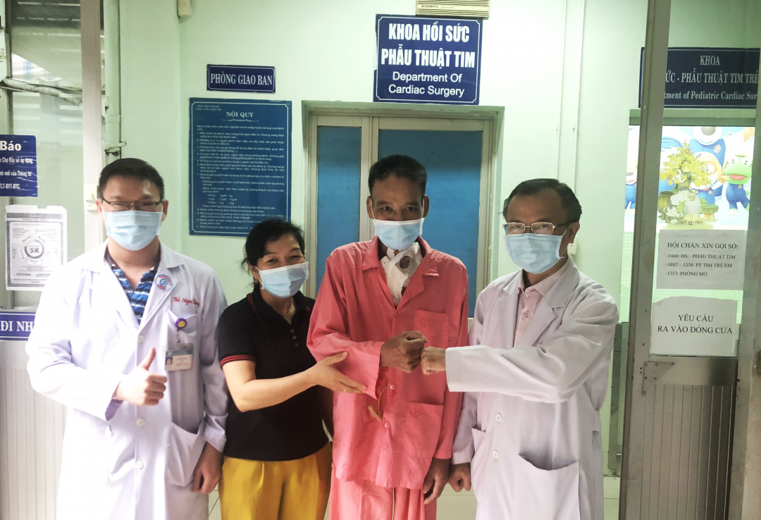 Bệnh nhân ăn tốt qua sonde, vết mổ khô, da hồng hào, tự đi lại nhanh nhẹn. Ảnh: BVCC.
