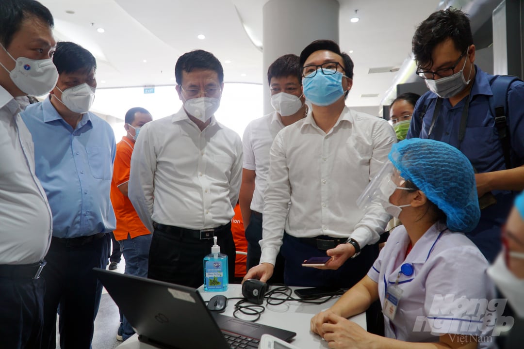 tphcm-bat-dau-chien-dich-tiem-chung-vacxin-phong-covid-19-lon-nhat-lich-su-103000_20210619_236.jpg Bộ trưởng Bộ Y tế Nguyễn Thanh Long, Bộ trưởng Bộ Công thương Nguyễn Hồng Diên; Bộ trưởng Bộ Thông tin và Truyền thông Nguyễn Mạnh Hùng theo dõi việc cập nhật thông tin của người tiêm chủng trên ứng dụng Sổ sức khỏe điện tử của Viettel. Ảnh: Nguyễn Thủy.