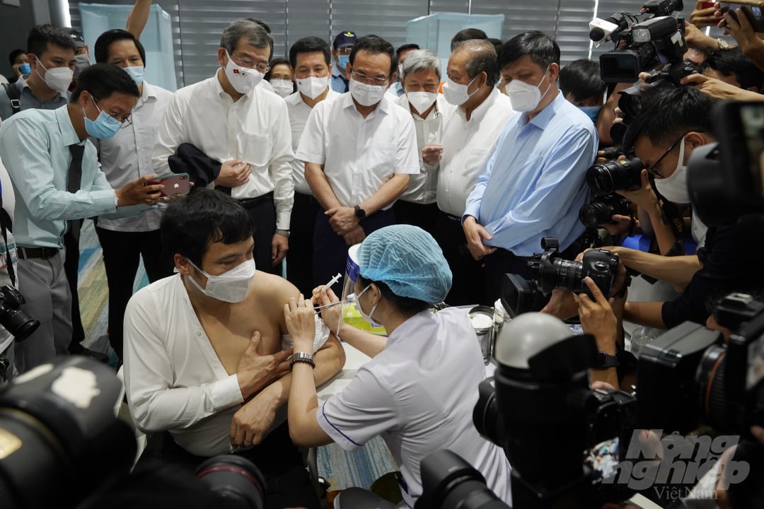 Phó Thủ tướng thường trực Chính phủ Trương Hòa Bình; Ngài Watanabe Nobuhiro, Tổng lãnh sự Nhật; Bí thư Thành ủy TP.HCM Nguyễn Văn Nên, Bộ trưởng Bộ Y tế Nguyễn Thanh Long, Bộ trưởng Bộ Công thương Nguyễn Hồng Diên; Bộ trưởng Bộ Thông tin và Truyền thông Nguyễn Mạnh Hùng cùng chứng kiến mũi tiêm vacxin phòng Covid-19 đầu tiên. Ảnh: Nguyễn Thủy.