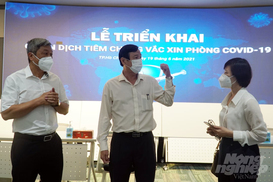 tphcm-bat-dau-chien-dich-tiem-chung-vacxin-phong-covid-19-lon-nhat-lich-su-105130_20210619_1.jpg Thứ trưởng Bộ Y tế Nguyễn Trường Sơn; bác sĩ Nguyễn Hữu Hưng, Phó Giám đốc Sở Y tế TP.HCM và bác sĩ Lê Hồng Nga, Phó giám đốc Trung tâm Kiểm soát bệnh tật TP.HCM kiểm tra các công đoạn trước khi khai mạc Lễ triển khai Chiến dịch tiêm chủng vacxin phòng Covid-19. Ảnh: Nguyễn Thủy.