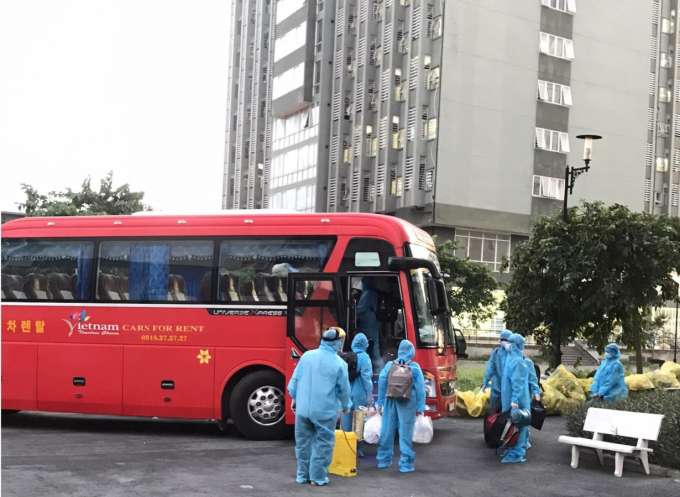 1c7bacce-a599-4ed1-a342-97c2959a2254-081831_496.jpeg Sử dụng xe khách đáp ứng đủ các điều kiện bắt buộc về phòng chống dịch để vận chuyển người bệnh Covid-19 không có triệu chứng hoặc triệu chứng nhẹ đến Bệnh viện dã chiến thu dung điều trị Covid-19. Ảnh: SYT.