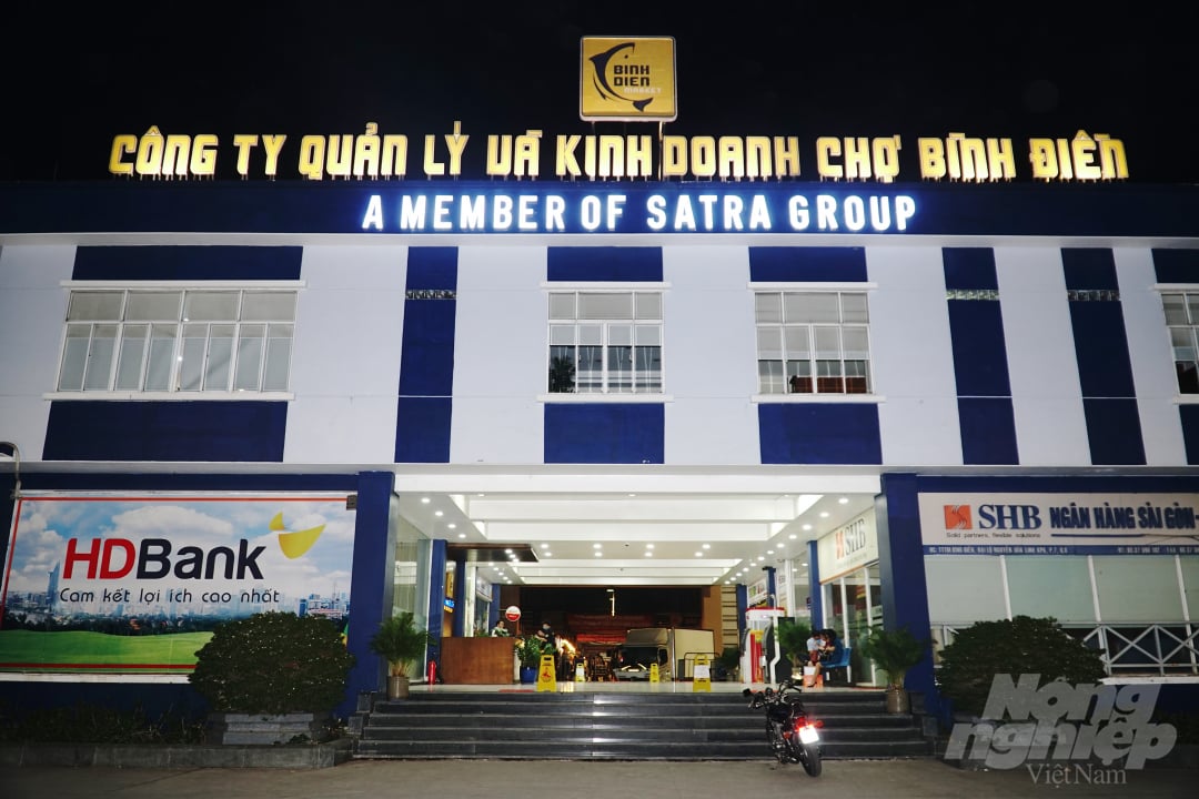 Tiến hành phun tiêu độc, khử trùng toàn bộ khu vực Chợ Đầu mối nông sản thực phẩm Bình Điền. Ảnh: Nguyễn Thủy.