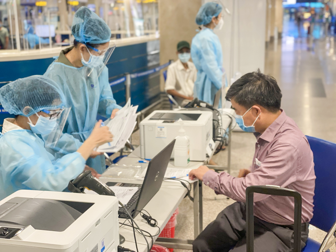 Hành khách làm thủ tục đăng ký trực tiếp.