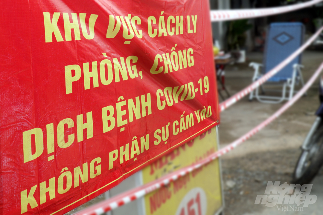 Người dân được yêu cầu không được ra khỏi khu vực phong tỏa, cách ly, trừ nhân viên y tế, trường hợp công vụ; khẩn cấp... Ảnh: Nguyễn Thủy.