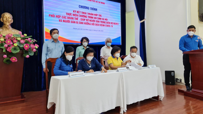 Lễ ký kết thỏa thuận hợp tác giữa các đại diện của ba nhóm doanh nghiệp, Hội doanh nghiệp và đoàn thể trong chương trình 'Vòng tay Việt - Sài Gòn' diễn ra chiều 16/8.
